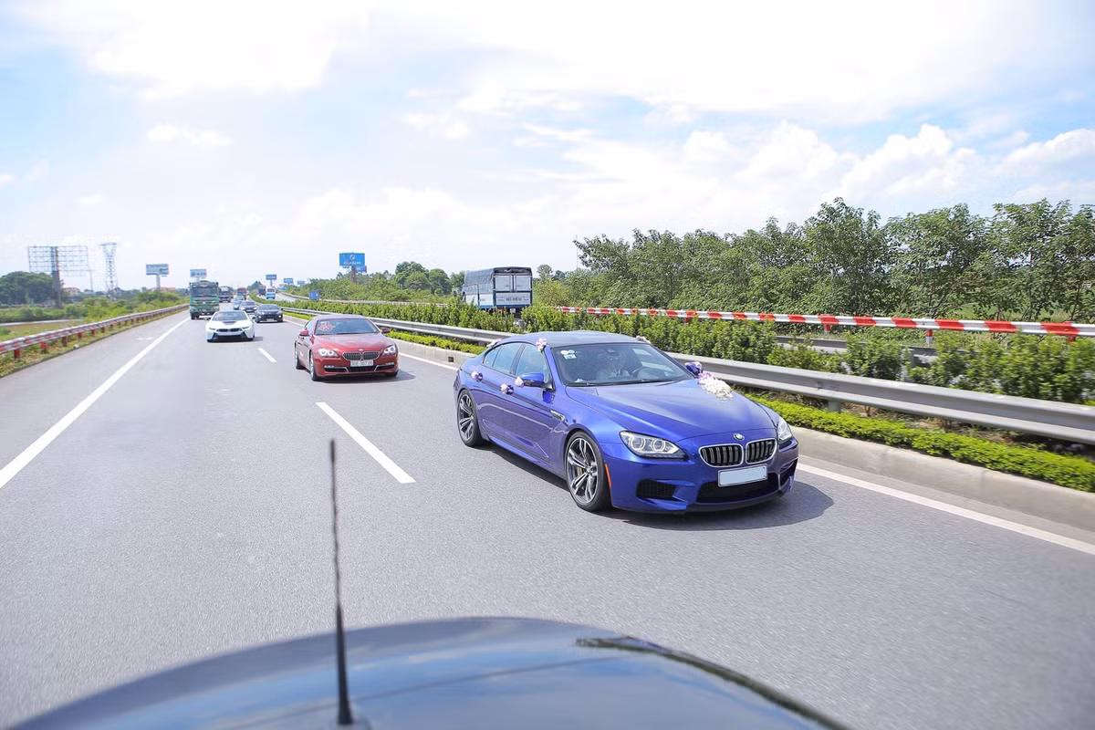Đặc biệt, chú rể là người trực tiếp chở cô dâu trên chiếc BMW M6 Gran Coupe duy nhất tại Hà Nội. Có màu xanh San Marino Blue, đây là một trong những chiếc M6 Gran Coupe hiếm hoi tại Việt Nam.