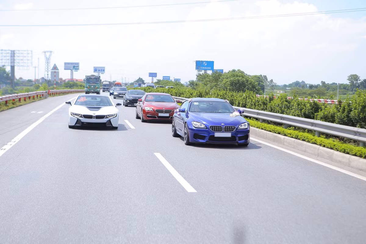 Được biết chú rể của đám cưới này chính là quản trị viên của fanpage BMW Fanclub Việt Nam, chính vì vậy một số thành viên đi xe BMW đã có mặt để cùng tham gia vào đám rước dâu.