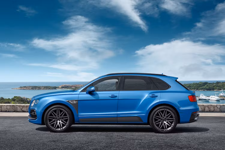 Ở hai bên các hốc bánh xe, Startech cũng trang bị cho Bentayga những bộ nẹp nới rộng để vừa vặn hơn với những chiếc mâm đúc Monoblock có kích thước tối đa 23 inch. "Thế đứng" của Bentayga cũng trở nên thấp hơn nhờ hệ thống treo khí có thể điều chỉnh độ cao.