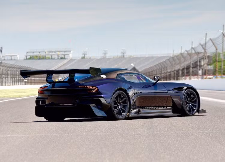 Kiểu dáng của Vulcan cũng hoàn toàn khác biệt với bất kỳ mẫu Aston Martin nào trước đó, với các chi tiết khí động học và bề mặt gợi lên sự mạnh mẽ, "dữ dằn". Là một mẫu xe chỉ sử dụng trong trường đua, Vulcan có những chiếc vành bằng magie siêu nhẹ cùng lốp vân bán trơn Michelin Pilot Sport Cup 2 có kích thước 345/30/19 ở bánh sau và 305/30/19 ở bánh trước.