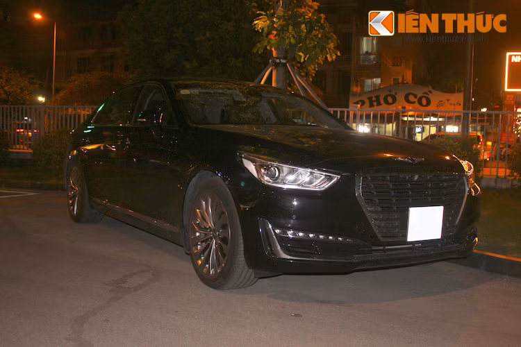 Đúng như những dự đoán trước đây, Hyundai EQ900 sẽ có tổng cộng 3 phiên bản động cơ: 3.8 V6 (307 mã lực/396 Nm), 3.3l V6 tăng áp kép (365 mã lực/509 Nm) và 5.0 V8 (420 mã lực/519 Nm). Chiếc Genesis đầu tiên "ra biển trắng" tại Hà Nội thuộc phiên bản 3.8l V6.