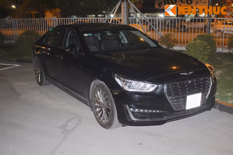 Genesis G90 là một mẫu xe sang được Hyundai thiết kế hoàn toàn mới từ đầu và sẽ thay thế cho dòng Hyundai Equus trước đây của hãng. Đây cũng là mẫu xe đầu tiên thuộc thương hiệu xe sang Genesis mới thành lập của Hyundai, tương tự Acura của Honda hay Lexus của Toyota.