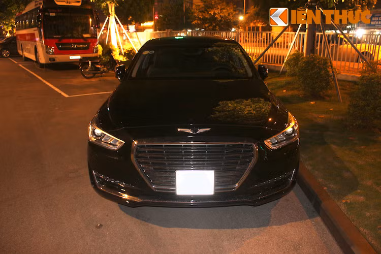 Chiếc xe sang Genesis G90 đầu tiên mang "biển trắng" tư nhân đã bị bắt gặp tại một khách sạn 5 sao tại Hà Nội, chỉ chưa đầy 2 tuần sau khi một lô G90 mới tinh, chưa "bóc seal" cập bến Thủ Đô vào đầu tháng 7.