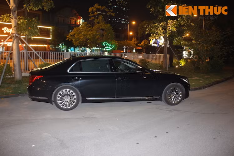 Trên chiếc xe, Hyundai đã áp dụng ngôn ngữ thiết kế mới nhất với tên gọi "Athletic Elegance", đem tới cho EQ900 những đường nét "cơ bắp" nhưng vẫn đồng thời rất thanh lịch.
