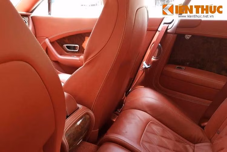 Ngoài các thay đổi nội thất, chiếc Continental GTC W12 Mulliner này vẫn giữ nguyên hệ động lực của các phiên bản thường với khối động cơ W12 6.0l tăng áp kép 616 mã lực, kèm theo hộp số tự động ZF và hệ dẫn động 4 bánh.