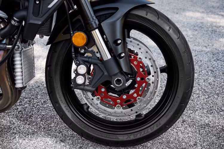 Là dòng FZ mới nhất, cao cấp nhất tại Mỹ và dựa trên R1, Yamaha cũng cho biết chiếc xe thừa hưởng nhiều điểm vượt trội từ mẫu superbike hàng đầu R1, chẳng hạn như hệ thống phanh đĩa trước 320 mm 4 pis có ABS.