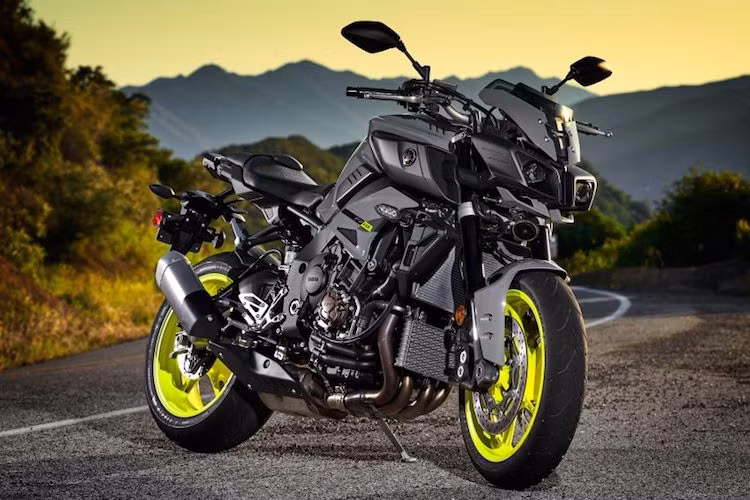 Được ra mắt lần đầu tại triển lãm EICMA 2015 dưới tên gọi MT-10, Yamaha FZ-10 vừa được chính thức bán ra tại Mỹ. Với mẫu naked bike FZ-10 mới, Yamaha đã hoàn thành dòng FZ với dung tích từ 600 tới 1000 cc, đồng thời cũng "đáp trả" lại được những tên tuổi khác như Kawasaki Z1000, BMW S1000RR hay KTM Super Duke 1290R.