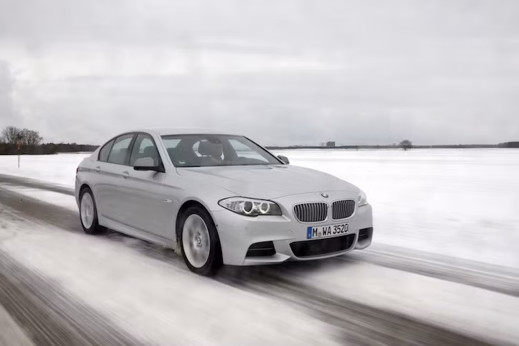 Mẫu xe diesel nhanh thứ 2 sau Panamera 4S Diesel là BMW M550d xDrive, với thời gian tăng tốc từ 0-100 km/h trong 4,7 giây. Nằm dưới khoang máy của M550d là khối động cơ 6 xi-lanh thẳng hàng 3.0l 3 tăng áp, mới chỉ xuất hiện trên 4 mẫu BMW kể từ khi ra mắt vào năm 2002.