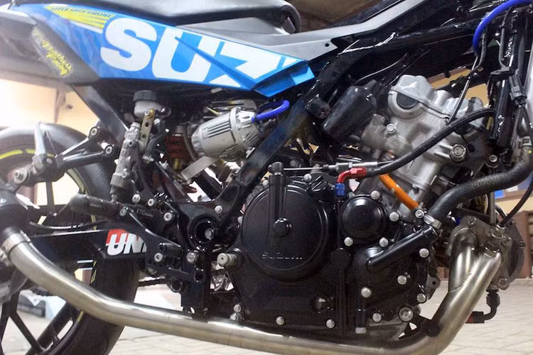 Để khiến chiếc Satria phiên bản mới có khả năng điều khiển ổn định hơn ở tốc độ cao, Compass Automotive cũng đồng thời lắp cho chiếc xe trợ lực Hiper Pro, cùm ga cuốn Active, bao tay Arriete, phuộc sau Gazi và lốp trơn FDR Competition.