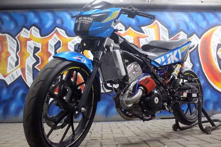 Ra mắt vào tháng 2/2016, Suzuki Satria FU150 đã được thiết kế lại hoàn toàn so với thế hệ Satria trước đó, vốn được biết tới với tên gọi Suzuki Raider ở Việt Nam. So với thế hệ trước, Suzuki Satria FU150 mới sở hữu thiết kế góc cạnh, sắc sảo và cá tính hơn nhiều.