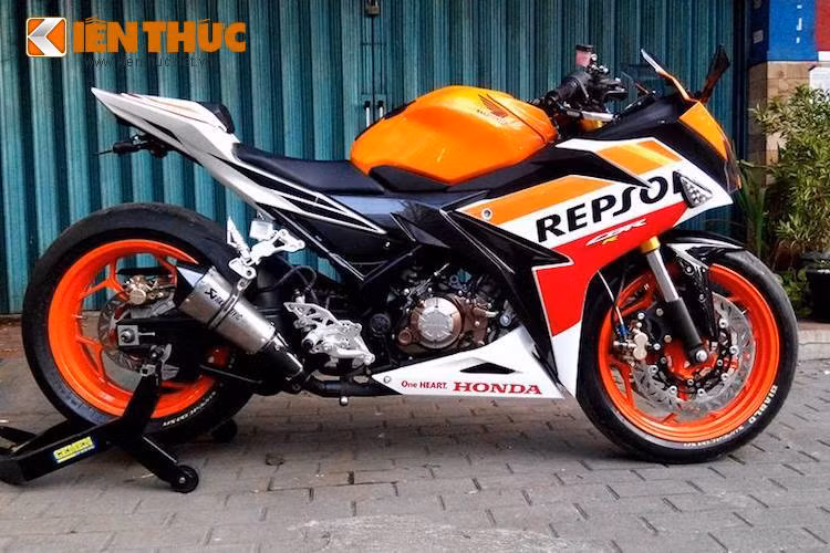 Khắc phục nhược điểm này, một người chơi CBR150R 2016 đã mạnh dạn đầu tư nâng cấp "dàn chân" của chiếc xe, trong khi vẫn giữ nguyên thiết kế vốn đã khá đẹp mắt. Phiên bản CBR150R 2016 được chủ xe lựa chọn cho "dự án" này là bản với tem đấu Repsol bắt mắt nhất.