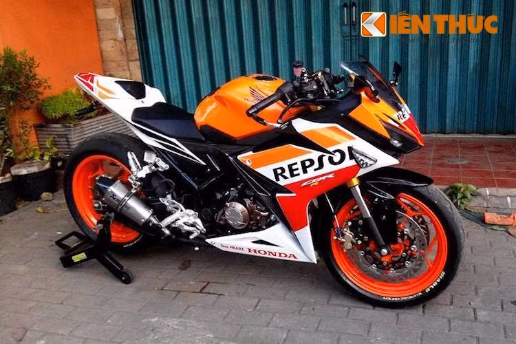 Ra mắt lần đầu vào tháng 2 năm nay tại Indonesia, Honda CBR150R 2016 hoàn toàn mới là một "cuộc cách mạng" về thiết kế so với thế hệ cũ. Trên phiên bản mới nhất này, Honda đã thiết kế kiểu dáng của xe theo hướng góc cạnh và thể thao hơn nhiều, khiến CBR150R trở thành một trong những mẫu sportbike phân khối nhỏ hấp dẫn nhất hiện nay.