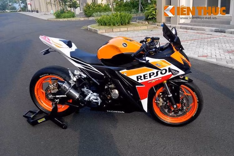 Đi kèm với cặp mâm "khủng" này là những chiếc lốp Pirelli Diablo Supercorsa thường xuyên được sử dụng trên những superbike hàng đầu Thế giới hiện nay, với kích thước lốp trước 120/70/17 và lốp sau lên tới 200/55/17. Pô Akrapovic full system đem tới cho CBR150R tiếng nổ ấn tượng hơn và tương xứng với ngoại hình.