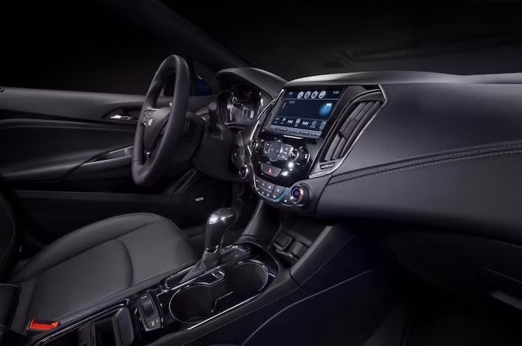 Ở bên trong, nội thất của Cruze thế hệ mới cũng được "nâng đời" để trở nên sang trọng hơn, với các vật liệu sử dụng cao cấp và thiết kế đẹp mắt.