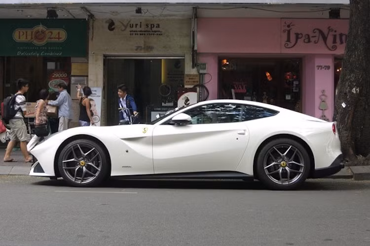 Tiếp theo, vào khoảng tháng 11/2015, một siêu xe "hàng khủng" khác được Phan Thành chi tiền mua là Ferrari F12Berlinetta, có giá không dưới 20 tỷ đồng. Đây là dòng xe sản xuất hàng loạt đẳng cấp thứ nhì của Ferrari hiện nay khi chỉ đứng sau LaFerrari (không tính các phiên bản với số lượng giới hạn).