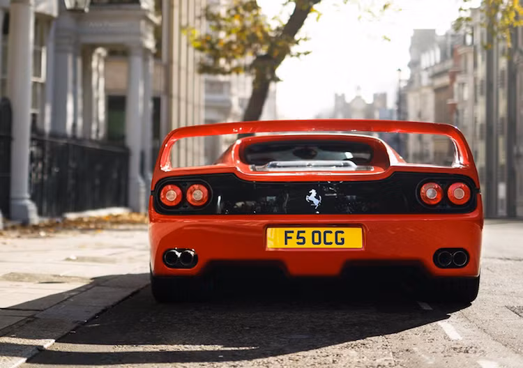 Ferrari F50 "tắm mình" trong nắng sớm trên phố.