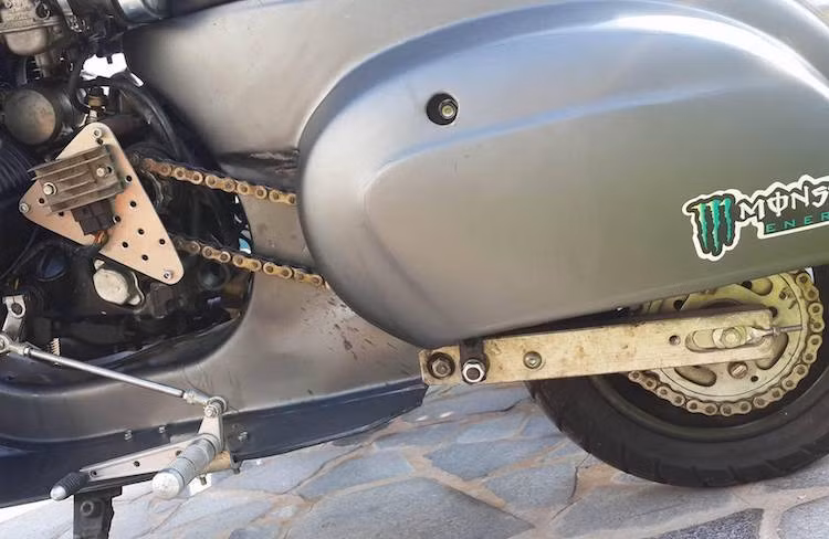 Do động cơ nguyên bản đồng thời đóng vai trò là gắp đơn sau của Vespa đã bị loại bỏ nên chiếc xe độ này đã được lắp bộ gắp nhôm khác. Sức mạnh động cơ được truyền tới bánh sau thông qua xích.