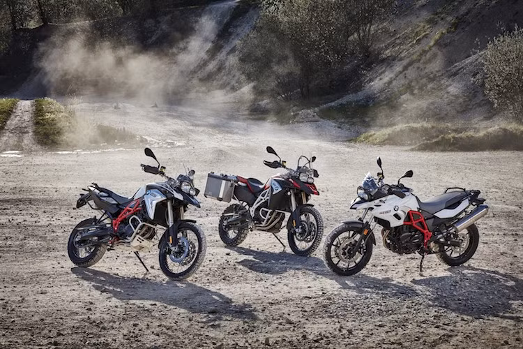 Trong đợt nâng cấp môtô BMW Motorrad 2017 này, hơn 1/2 các dòng xe của hãng đã được cải tiến, ngoại trừ các dòng xe tay ga, S1000RR, R nine T cùng các phiên bản của chúng. Đợt nâng cấp này chủ yếu nhằm sửa đổi lại động cơ để phù hợp với tiêu chuẩn khí thải Euro 4, đồng thời bổ sung thêm các tính năng và màu sắc mới cho mỗi dòng xe.