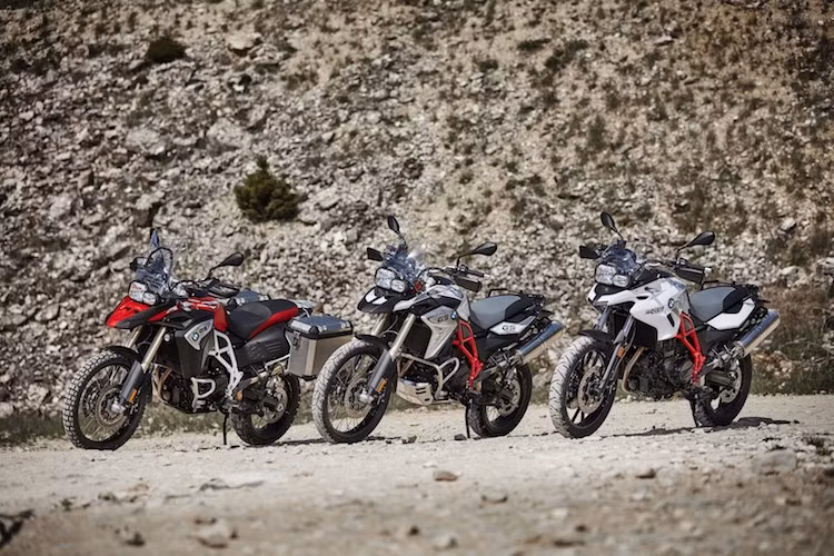 Đầu tiên, "bộ ba" xe đường trường enduro là BMW F700GS, F800GS và F800 GS Adventure đều có chung một số thay đổi như đèn báo kiểm tra động cơ trên bảng đồng hồ và bổ sung thêm hệ thống điều khiển bướm ga điện tử Ride by Wire. 2 phiên bản F800 sẽ có tổng cộng 4 chế độ là Rain, Road, Enduro và Enduro Pro, trong khi dòng F700GS không có chế độ Pro.