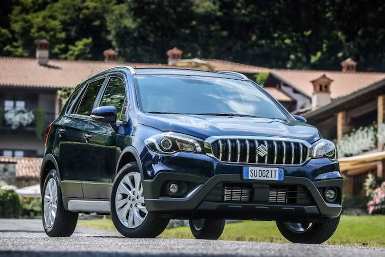 Ra mắt lần đầu vào năm 2006, tới nay mẫu crossover Suzuki S-Cross mới chỉ trải qua 2 thế hệ. Phiên bản Suzuki S-Cross 2017 nâng cấp vừa được ra mắt tại một số thị trường châu Âu như Hungary hay Ý thuộc thế hệ thứ 2, đã có mặt trên thị trường từ năm 2013.