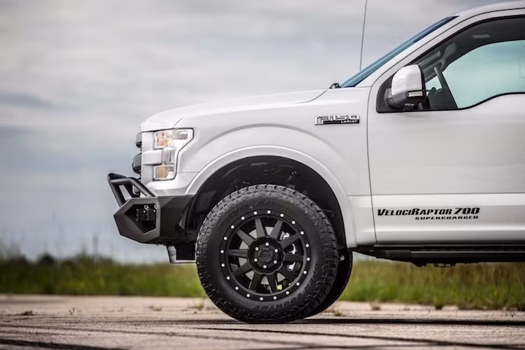Đương nhiên, là một mẫu xe offroad, Hennessey cũng không quên trang bị cho 25th Anniversary Velociraptor 700 bộ mâm 20 inch đặc biệt kèm lốp gai. Khoảng sáng gầm xe cũng được nâng lên đáng kể nhờ có hệ thống treo offroad của Fox Suspension.