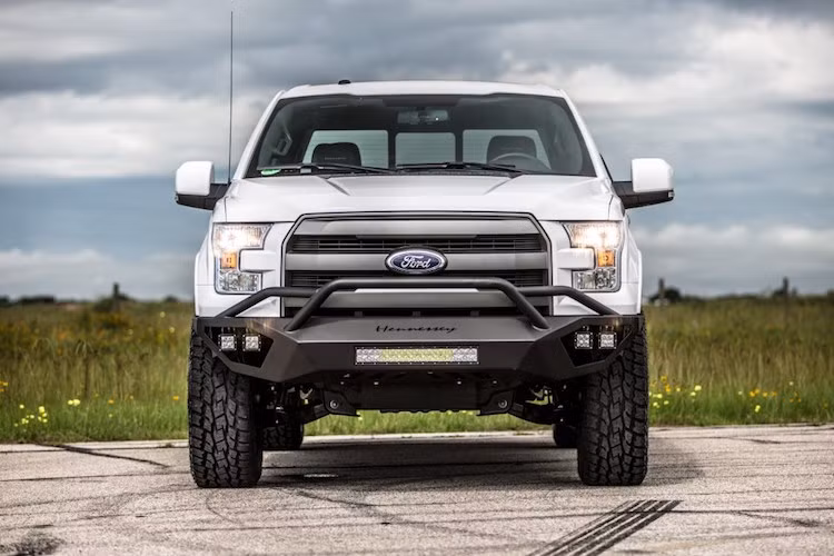 Dựa trên cơ sở phiên bản 4 cửa SuperCrew của dòng bán tải Ford F150 thế hệ mới, phiên bản 25th Anniversary Velociraptor 700 của Hennessey giữ nguyên thiết kế thân xe nguyên bản, nhưng đã bổ sung thêm một số trang bị giúp chiếc xe trông "chiến" hơn và offroad tốt hơn.