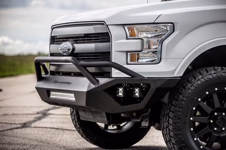 Toàn bộ phần cản trước của chiếc F150 nguyên bản đã được Hennessey thay bằng bộ cản từ thép cứng bền bỉ hơn, kèm theo ba-đờ-sốc bằng thép ống. Trên bộ cản này, Hennessey cũng đã bố trí một dàn đèn chiếu sáng tăng cường ở giữa cùng với 4 đèn LED L4 nằm hai bên, thay cho vị trí đèn sương mù.