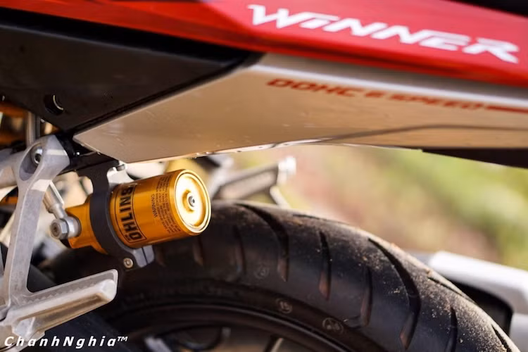 Kết thúc bản độ này là phuộc Ohlins với bình dầu rời ở phía sau, bổ trợ cho phuộc trước vốn đã được đánh giá rất cao của Winner.