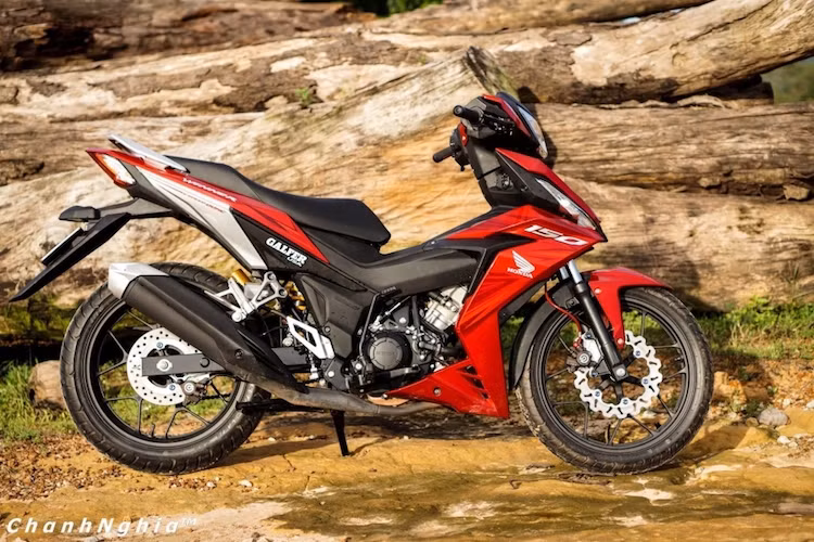 "Trái tim" của Honda Winner là khối động cơ 150cc 1 xi-lanh DOHC FI hoàn toàn mới, với công suất tối đa 15,7 mã lực và mô-men xoắn cực đại 13,5 Nm. Với hộp số 6 cấp, xe cho khả năng tăng tốc tốt ở 3 cấp số đầu trong khi đạt tốc độ tối đa cao ở số cuối.