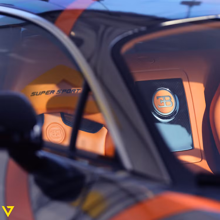 Ngoài lớp vỏ đầy nghệ thuật, chiếc Veyron Supersport này vẫn được trang bị khối động cơ nguyên bản W16 8.0l 4 tăng áp với công suất "khủng" 1200 mã lực, giúp chiếc xe nắm giữ kỷ lục tốc độ dành cho xe thương mại sản xuất hàng loạt nhanh nhất Thế giới - 431,072 km/h.