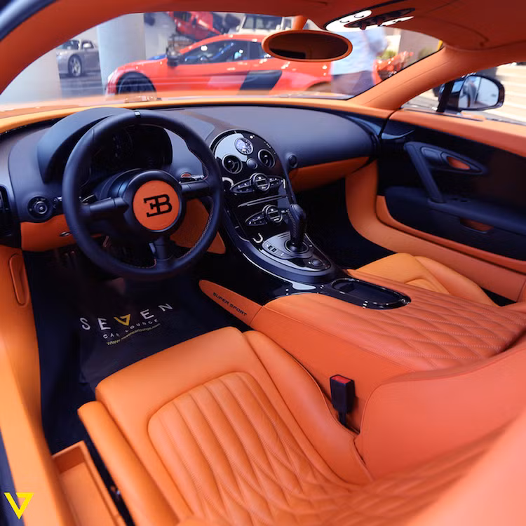 Ở bên trong nội thất của chiếc Veyron Supersport này đã được bọc hoàn toàn bởi da cao cấp, sử dụng 2 màu sắc chính là cam và đen. Chính vì vậy, nhiều khả năng màu ngoại thất nguyên bản của chiếc xe cũng là màu cam-đen đặc trưng của dòng Supersport.