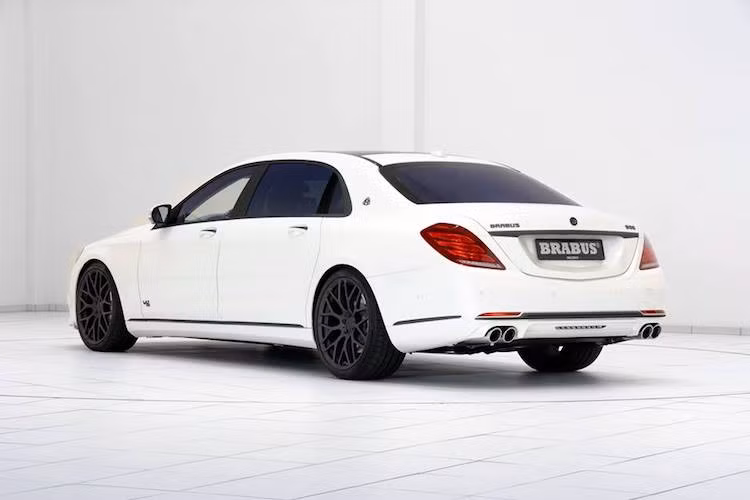 Ở phía sau, hãng độ Brabus đã trang bị cho chiếc xe hệ thống 4 ống xả với thiết kế đặc biệt có khả năng điều chỉnh âm thanh chỉ bằng 1 nút bấm qua các van pô điều khiển điện tử.