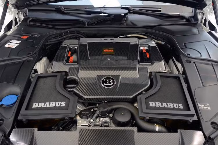 Chi tiết nâng cấp quan trọng nhất trên Rocket 900 Maybach đó là khối động cơ 6.0l V12 tăng áp kép, với công suất được nâng lên tới 900 PS và mô-men xoắn cực đại "khổng lồ" 1500 Nm.