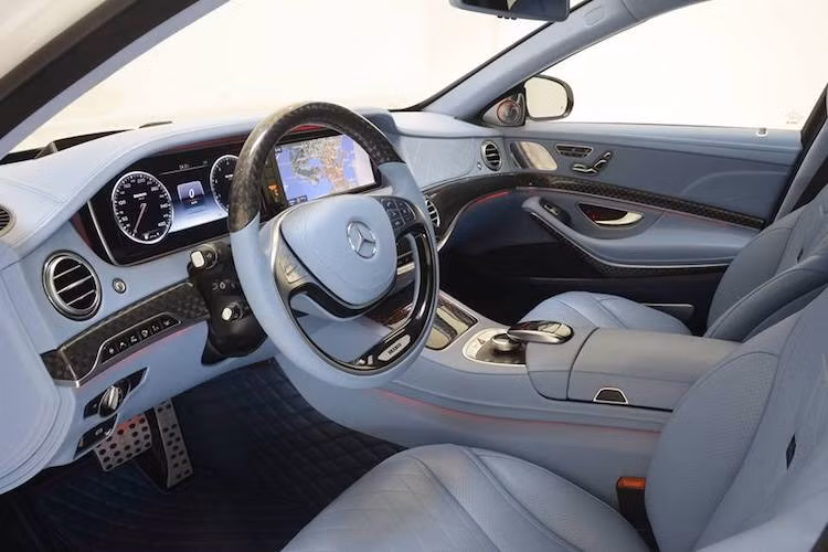 Không chỉ dừng lại ở bên ngoài xe, nội thất vốn đã sang trọng của Maybach S600 còn tiếp tục Brabus nâng cấp để không chỉ trở nên sang trọng hơn nữa mà còn được tích hợp đầy đủ các tiện nghi, trở thành một "văn phòng di động" đúng nghĩa.