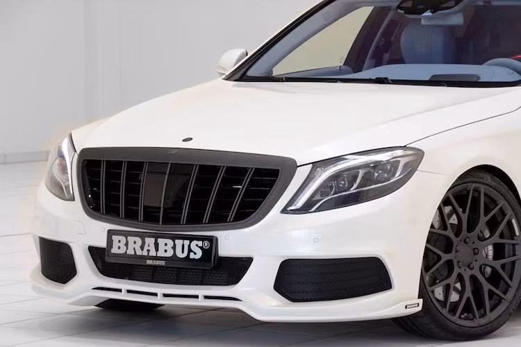 Bên cạnh bộ bodykit thể thao, điểm đặc biệt của phiên bản Brabus 900 Maybach này đó là lưới tản nhiệt quen thuộc của dòng S-Class bình thường đã được thay bằng loại nan mạ chrome dọc, dễ dàng khiến người ta nhớ tới những chiếc Maybach 57/62S trước kia.