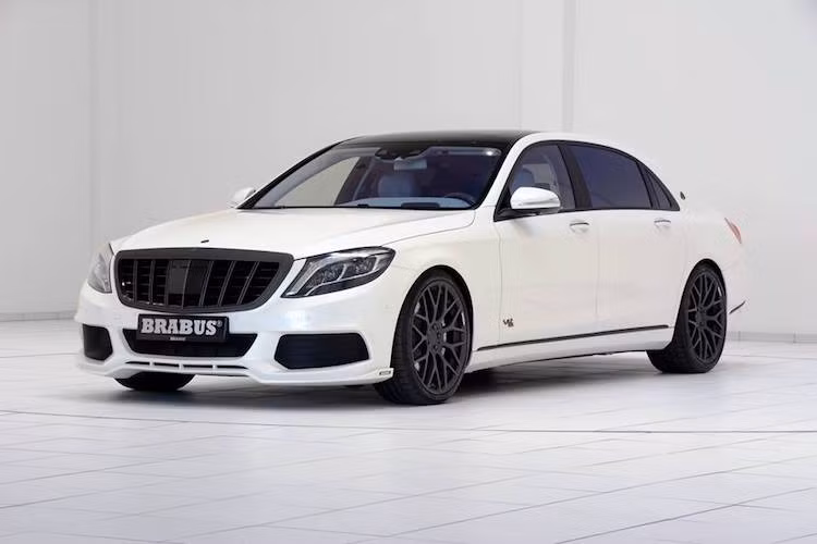 Tại hãng độ Mercedes nổi tiếng Brabus, tên gọi Rocket chỉ được dành cho những chiếc xe đã được độ "hết bài", có công suất lớn hơn rất nhiều so với nguyên bản. Cũng giống như bao chiếc Mercedes khác được "độ" bởi Brabus lên cấu hình Rocket 900, dòng xe siêu sang Mercedes-Maybach S600 đã có hàng loạt các thay đổi từ trong ra ngoài.