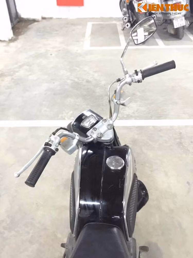 Trong đó, bộ giảm xóc "giò gà" đặc trưng của Cub có thể được tìm thấy trên Honda C92 Benly, cùng với các tấm ốp nhựa 2 bên khung xe bằng thép dập được hàn kín với nhau ở giữa. Bình xăng của chiếc xe cũng được ốp inox bóng và má cao su như SS50, nhưng có dung tích lớn hơn là 10,1 lít.