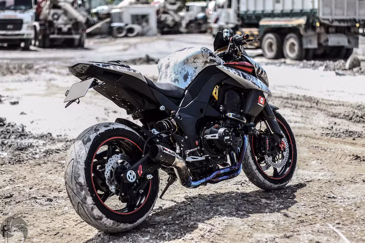 Chiếc Kawasaki Z1000 đời cũ đã được người chơi trang trí nhẹ nhàng với một số đồ chơi và dán toàn bộ dàn áo với các họa tiết rằn ri digital camo để trở nên mới mẻ hơn.