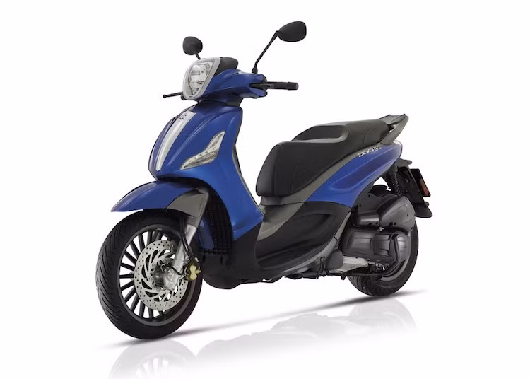 Beverly 300 vẫn được trang bị động cơ 278 cc SOHC có công suất tối đa 22 mã lực và mô-men xoắn cực đại 23 Nm. Trong khi đó phiên bản Beverly 350 Sport Touring 2016 có động cơ 330 cc đạt công suất tối đa hơn 30 mã lực và mô-men xoắn cực đại 29 Nm.