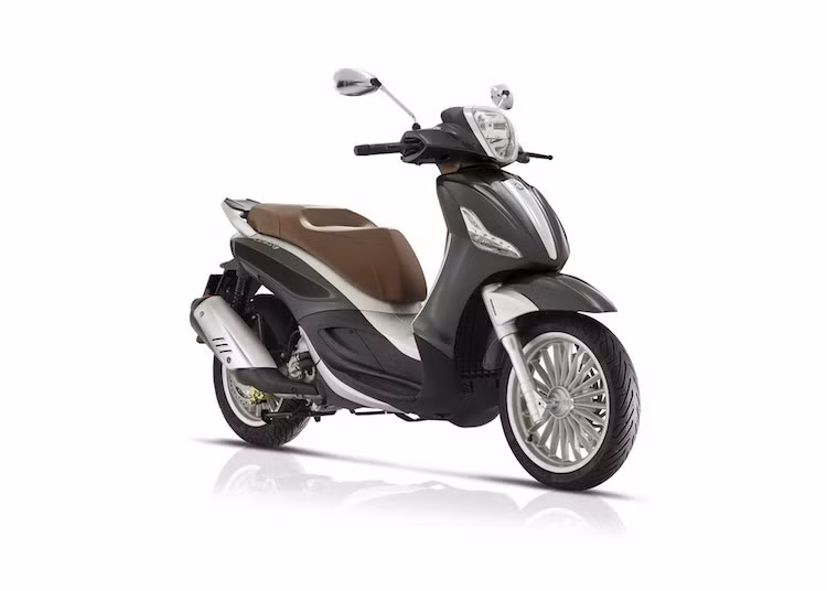 Động cơ của cả 2 phiên bản Beverly đều đã được cải tiến nhằm đạt tiêu chuẩn Euro 4 bằng cách bổ sung bộ lọc chuyển đổi xúc tác, ống xả mới và map lại ECU. Dù được cải tiến để đáp ứng khí thải nhưng cả Beverly 300 lẫn 350 đều vẫn có hiệu năng không đổi và mức tiêu thụ trung bình tương đối thấp, lần lượt 3,5 và 3,2 lít/100 km.