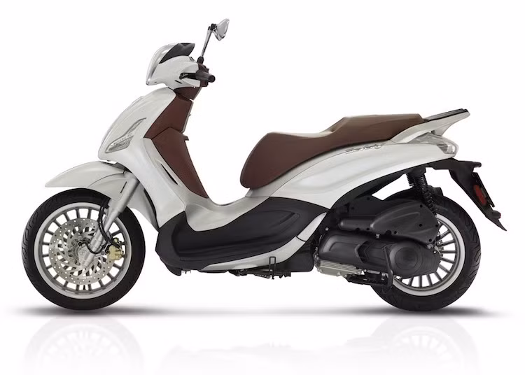 Vừa được ra mắt chính thức tại châu Âu, giá và thời điểm bán ra của Beverly phiên bản 2016 chưa được công bố. Ngoài việc nâng cấp chiếc xe, Piaggio còn giới thiệu thêm một số phụ kiện cho Beverly 2016 như kính chắn gió bằng methacrylate dày 4 mm và hộp đựng đồ 37 lít phía sau.
