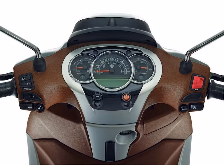 Trên Beverly 2016, Piaggio đã tích hợp cho chiếc xe hàng loạt các tính năng và tiện ích mới, trong đó nổi bật nhất là hệ thống kiểm soát lực bám đường ASR hoạt động kèm hệ thống chống bó cứng phanh ABS. Ngoài ra xe còn có bộ điều khiển từ xa với khả năng mở khoang chứa đồ và nháy đèn báo trong bãi đỗ.