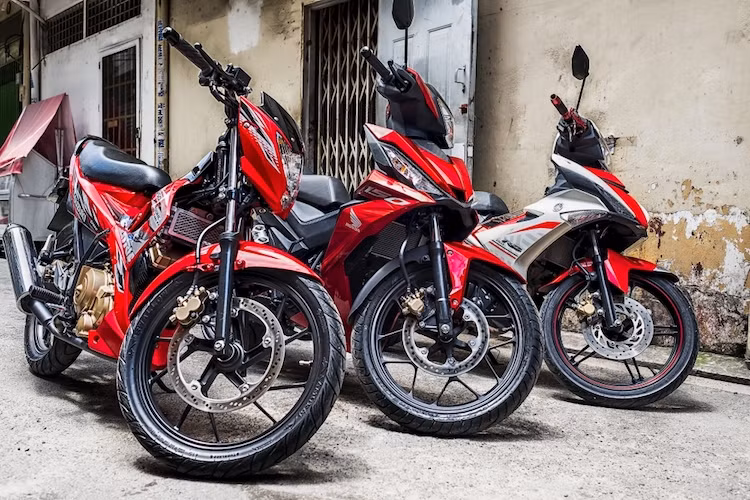 Hiện tại trong phân khúc xe côn tay underbone tại Việt Nam, 3 mẫu xe mạnh mẽ nhất hiện đang là Honda Winner 150, Yamaha Exciter 150 và Suzuki Raider 150. Ngoài dung tích động cơ là điểm chung duy nhất, còn lại 3 mẫu xe này đều khá khác nhau về mọi mặt.