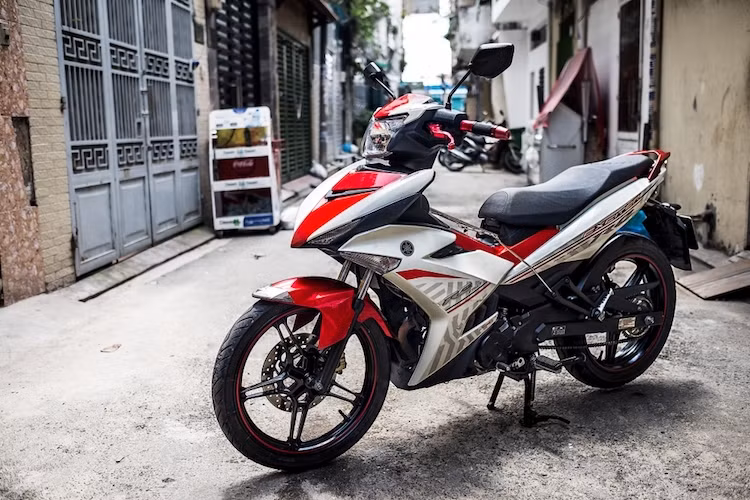 Xét tới thiết kế, có vẻ như Yamaha Exciter 150 "được lòng" nhiều khách hàng nhất khi sở hữu kiểu dáng vừa thể thao, vừa khỏe khoắn. Một trong những điểm được ưa chuộng nhất của chiếc xe đó là bánh sau sử dụng bản mâm lớn với lốp 120/70/17, đem tới cảm giác "mông to" như một chiếc xe phân khối lớn thực sự.