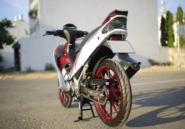 Không cầu kỳ hay trang bị hàng loạt đồ chơi "khủng", chiếc xế nổ 2 kỳ Yamaha Z125 đã trở thành một mẫu xe vừa đẹp mắt, vừa tin cậy để cùng chủ xe đi lại hàng ngày trong mọi công việc.