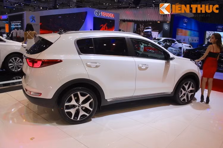 Dù là một mẫu xe tốt với nhiều trang bị cao cấp nhưng có vẻ như Kia Sportage lại không "đấu" lại được Honda CR-V, Mazda CX-5 hay Hyundai Tucson, chính vì vậy mà mức tiêu thụ của mẫu xe này trong 6 tháng qua không nhiều như mong đợi.