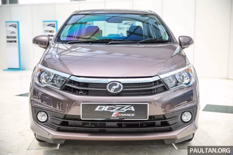 Thiết kế của Bezza cũng đã được Perodua hoàn toàn tự tạo ra, với kiểu dáng tương đối thời trang. Phần đầu của chiếc xe có cụm đèn với các dải LED ban ngày và thiết kế tương đối giống Corolla Altis thế hệ hiện tại với cặp đèn pha vát góc, nối liền với lưới tản nhiệt.