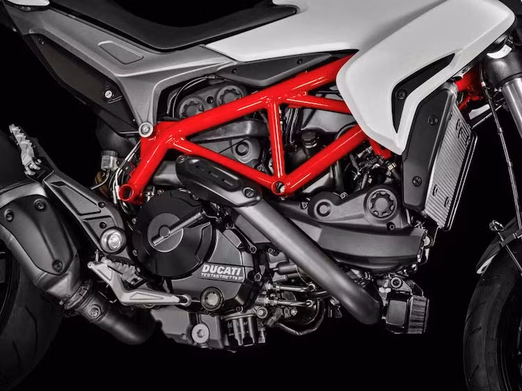 Về động cơ, Supersport sẽ được trang bị máy L-Twin 937 cc Testastretta tương tự như Hypermotard 939 mới. Tuy nhiên theo ông Paolo Quattrino - kỹ sư trưởng của dự án tiết lộ, 80% các chi tiết động cơ sẽ được thay đổi để khiến Supersport có cảm giác lái "mượt mà" hơn. Công suất của động cơ này được dự đoán sẽ rơi vào khoảng 110 mã lực.
