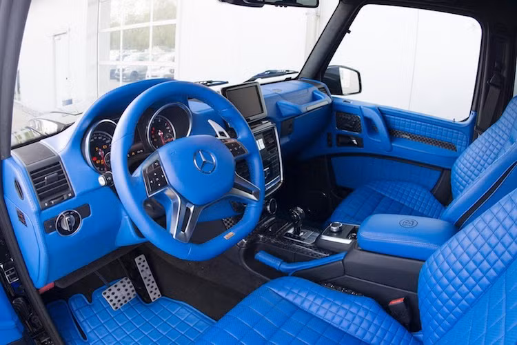 Để bù lại cho ngoại thất gần như nguyên bản, Brabus đã "gây sốc" khi độ lại nội thất cho chiếc xe. Sau khi được độ lại, toàn bộ cabin của G500 4x4² gần như đã "chìm ngập" trong màu xanh và trông khá "nhức mắt".
