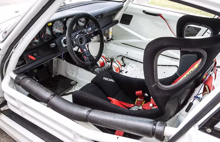 Ở bên trong nội thất, 911 GT2 Evo cũng hoàn toàn vắng bóng các trang bị tiện nghi, không có các tấm cách âm hay bọc nội thất. Toàn bộ cabin chỉ có sự hiện diện của chiếc ghế đua với dây đai 4 điểm, bảng táp-lô, dàn khung thép gia cường và vô-lăng. Thậm chí xe còn không có cả vị trí ngồi cho ghế phụ, thay vào đó 2 bình cứu hỏa tự động đã được lắp ở đây.